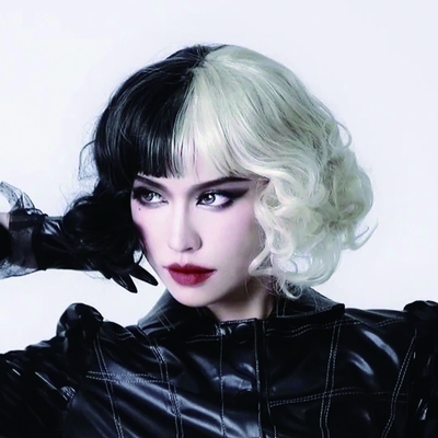 Kurze, sprunghafte, lockige Haare Perücke Weiß und Schwarz Cruella Cosplay Wärmebeständige Faser