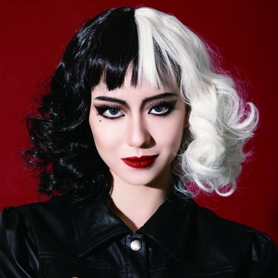 Kurze, sprunghafte, lockige Haare Perücke Weiß und Schwarz Cruella Cosplay Wärmebeständige Faser